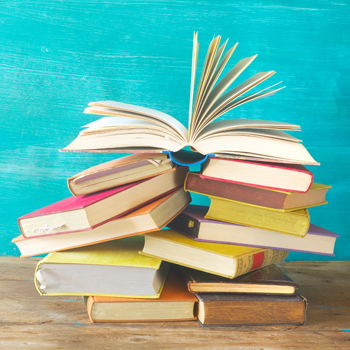 image principale listing de formation - livres sur table bois fond bleu