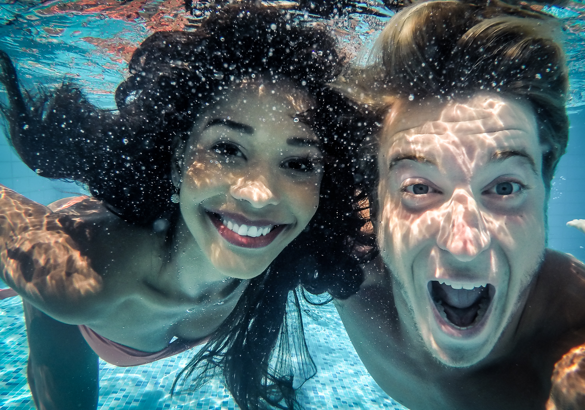 image principale page débuter - couple sourit sous l'eau